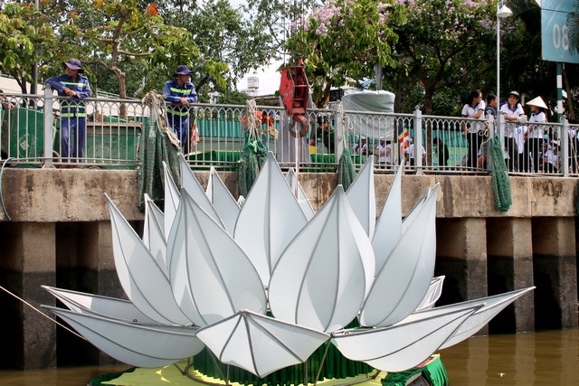 Thành phố Hồ Chí Minh: Quan Âm tu viện hạ thủy 7 đóa sen cầu vồng