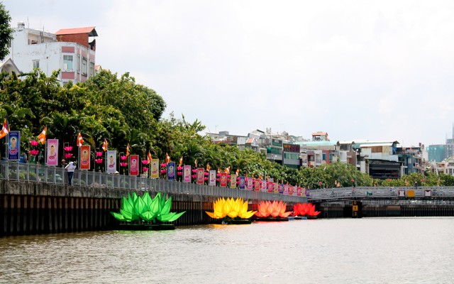 Thành phố Hồ Chí Minh: Quan Âm tu viện hạ thủy 7 đóa sen cầu vồng