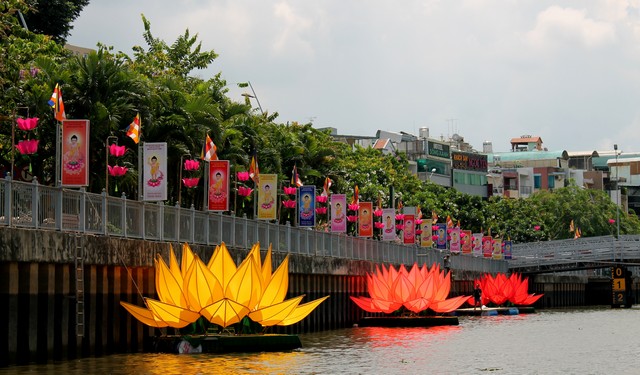 Thành phố Hồ Chí Minh: Quan Âm tu viện hạ thủy 7 đóa sen cầu vồng