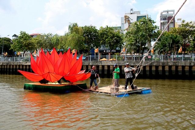 Thành phố Hồ Chí Minh: Quan Âm tu viện hạ thủy 7 đóa sen cầu vồng