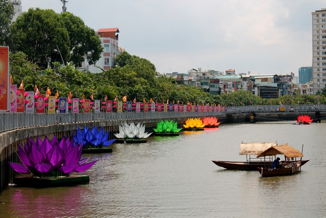 Thành phố Hồ Chí Minh: Quan Âm tu viện hạ thủy 7 đóa sen cầu vồng