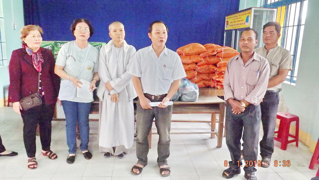 Trao tặng quà cho hộ nghèo nhân dịp Tết Nguyên đán năm 2019