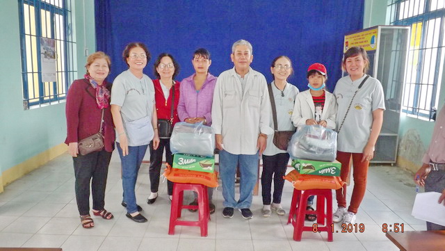 Trao tặng quà cho hộ nghèo nhân dịp Tết Nguyên đán năm 2019