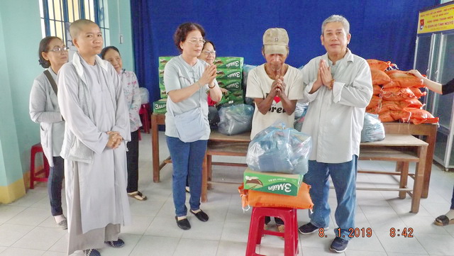 Trao tặng quà cho hộ nghèo nhân dịp Tết Nguyên đán năm 2019