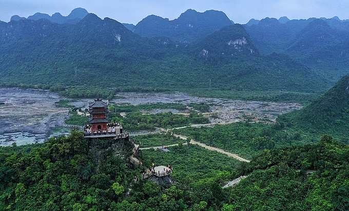 Tượng Phật hồng ngọc nặng 4.000 kg trong chùa Ngọc (Tam Chúc, Hà Nam)