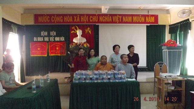 Các chùa làm từ thiện nhân mùa Phật đản PL.2563