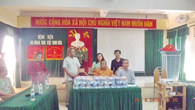 Các chùa làm từ thiện nhân mùa Phật đản PL.2563