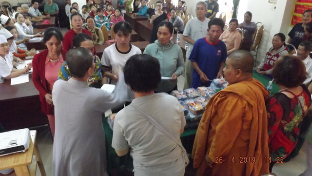 Các chùa làm từ thiện nhân mùa Phật đản PL.2563