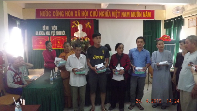 Các chùa làm từ thiện nhân mùa Phật đản PL.2563