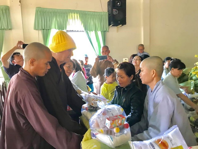 Các chùa làm từ thiện nhân mùa Phật đản PL.2563
