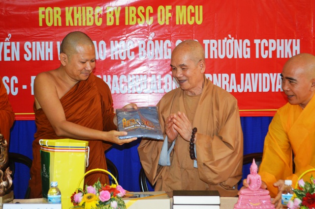 Khánh Hòa:  Viện Nghiên cứu Phật học quốc tế IBSC Thái Lan tổ chức Kỳ thi tuyển sinh và trao học bổng cho Tăng Ni sinh trường Trung Cấp Phật học Khánh Hòa