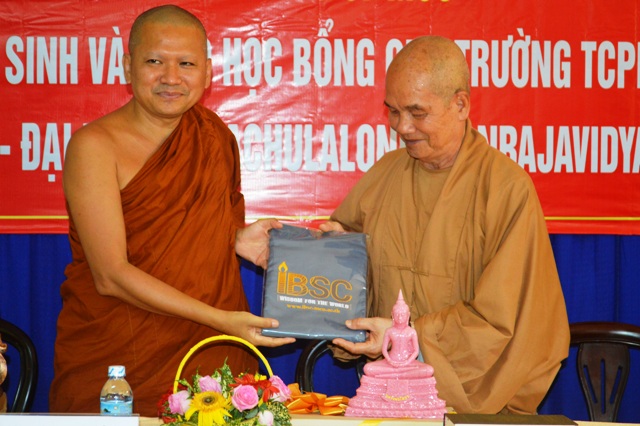 Khánh Hòa:  Viện Nghiên cứu Phật học quốc tế IBSC Thái Lan tổ chức Kỳ thi tuyển sinh và trao học bổng cho Tăng Ni sinh trường Trung Cấp Phật học Khánh Hòa