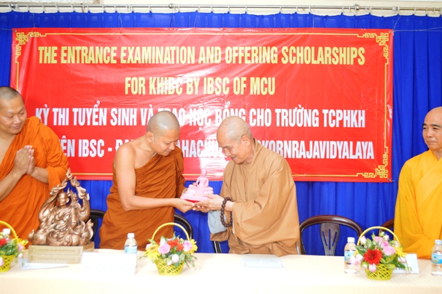 Khánh Hòa:  Viện Nghiên cứu Phật học quốc tế IBSC Thái Lan tổ chức Kỳ thi tuyển sinh và trao học bổng cho Tăng Ni sinh trường Trung Cấp Phật học Khánh Hòa