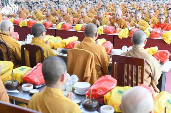 Tổng Kết Chương Trình  Cúng Dường Trường Hạ Học Viện Phật Giáo Việt Nam  (Cs Lê Minh Xuân) (C211)