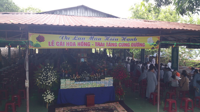 Khánh Hòa: Lễ  bông hồng cài áo và Trai tăng cúng dường tại chùa Linh Sơn Pháp Ấn