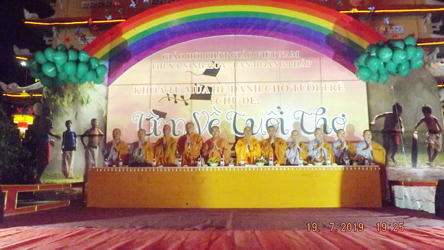 Xúc động đêm thắp nến tri ân tại chùa Mỹ Sơn
