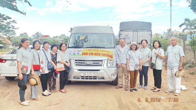 Khánh Hòa: Ban Từ thiện Phật giáo Ninh Hòa tặng quà
