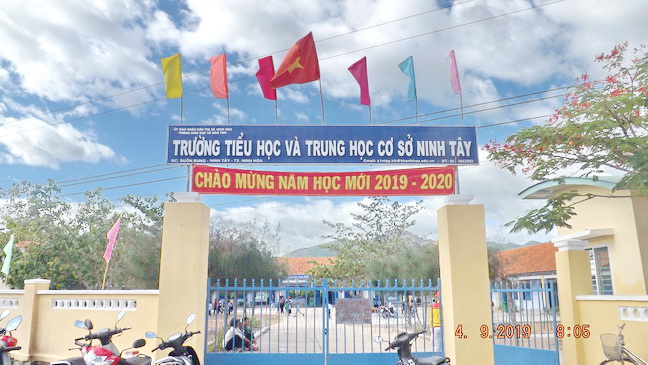 Khánh Hòa: Ban Từ thiện Phật giáo Ninh Hòa tặng quà
