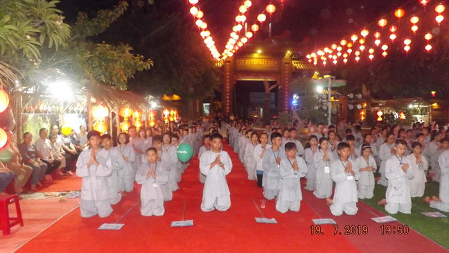 Xúc động đêm thắp nến tri ân tại chùa Mỹ Sơn