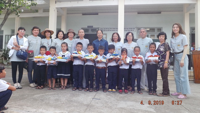 Khánh Hòa: Ban Từ thiện Phật giáo Ninh Hòa tặng quà