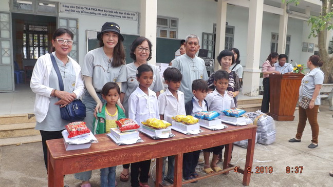 Khánh Hòa: Ban Từ thiện Phật giáo Ninh Hòa tặng quà