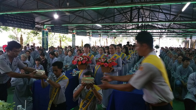 Khánh Hòa: Lễ  bông hồng cài áo và Trai tăng cúng dường tại chùa Linh Sơn Pháp Ấn