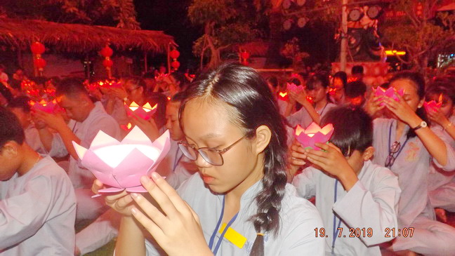 Xúc động đêm thắp nến tri ân tại chùa Mỹ Sơn