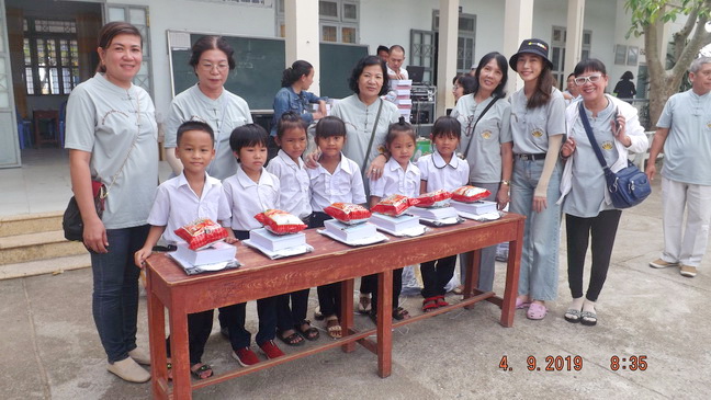 Khánh Hòa: Ban Từ thiện Phật giáo Ninh Hòa tặng quà