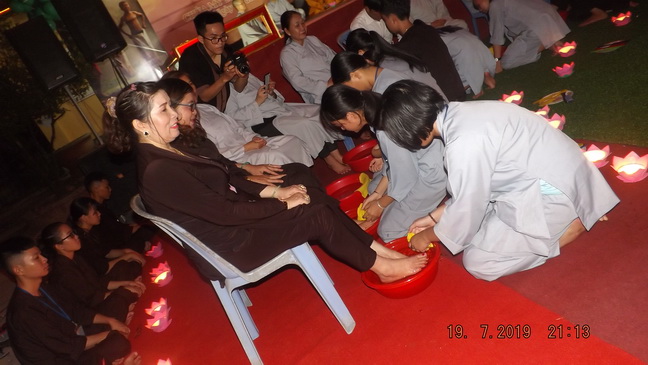 Xúc động đêm thắp nến tri ân tại chùa Mỹ Sơn