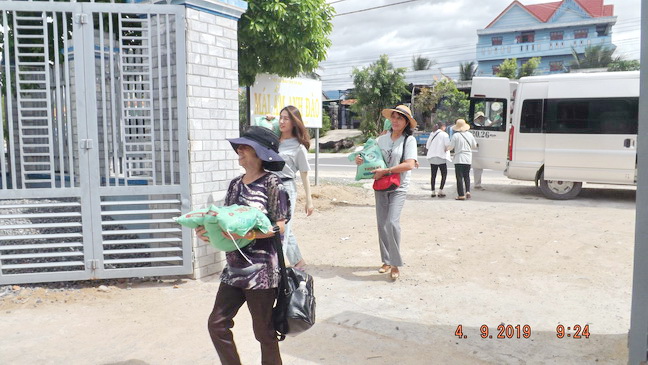 Khánh Hòa: Ban Từ thiện Phật giáo Ninh Hòa tặng quà