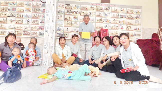 Khánh Hòa: Ban Từ thiện Phật giáo Ninh Hòa tặng quà