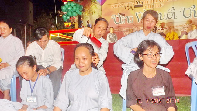 Xúc động đêm thắp nến tri ân tại chùa Mỹ Sơn