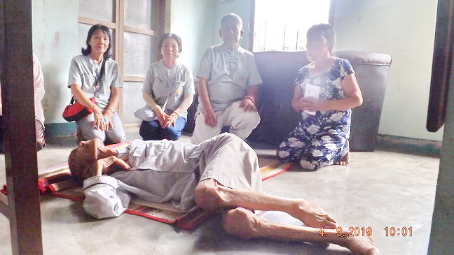Khánh Hòa: Ban Từ thiện Phật giáo Ninh Hòa tặng quà