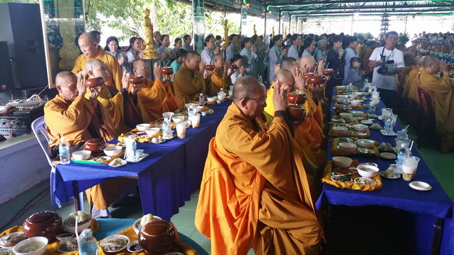 Khánh Hòa: Lễ  bông hồng cài áo và Trai tăng cúng dường tại chùa Linh Sơn Pháp Ấn