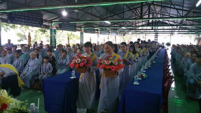 Khánh Hòa: Lễ  bông hồng cài áo và Trai tăng cúng dường tại chùa Linh Sơn Pháp Ấn
