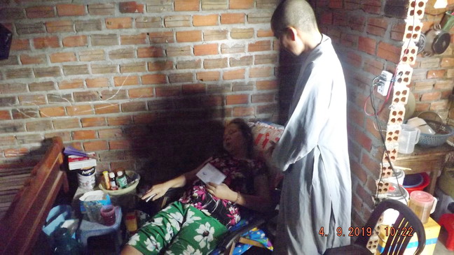 Khánh Hòa: Ban Từ thiện Phật giáo Ninh Hòa tặng quà