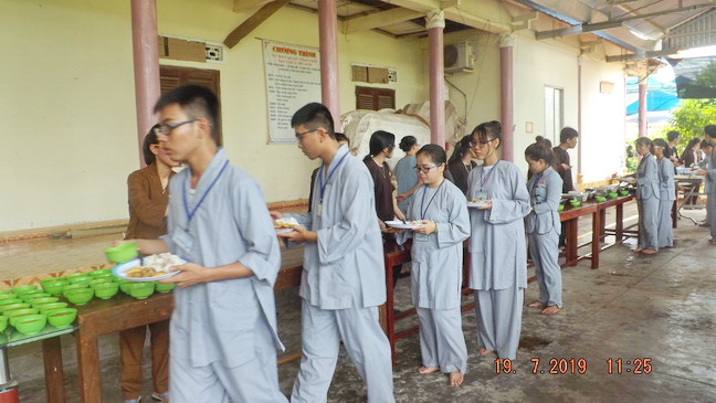 Khánh hòa: Hơn 300 bạn trẻ tham dự khóa tu “Tìm về tuổi thơ”
