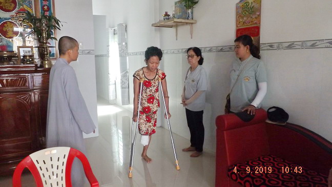 Khánh Hòa: Ban Từ thiện Phật giáo Ninh Hòa tặng quà