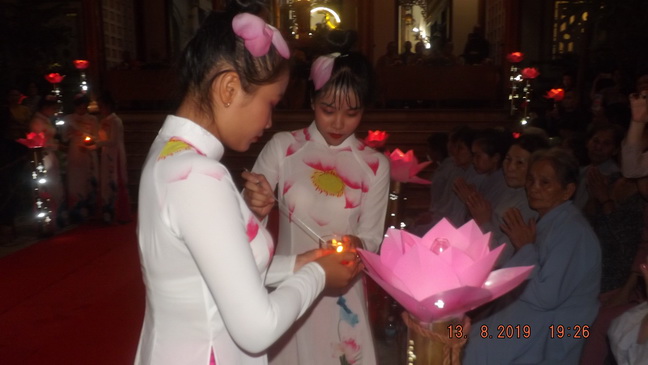 Khánh Hòa: Tổ đình Thiên Bửu tổ chức lễ Vu lan - Bông hồng cài áo
