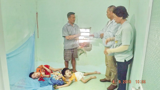 Khánh Hòa: Ban Từ thiện Phật giáo Ninh Hòa tặng quà