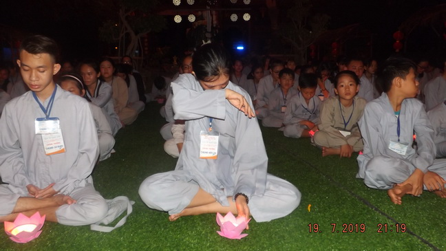Xúc động đêm thắp nến tri ân tại chùa Mỹ Sơn