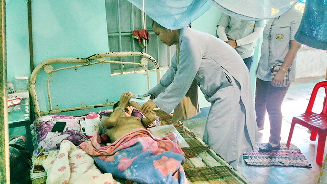 Khánh Hòa: Ban Từ thiện Phật giáo Ninh Hòa tặng quà