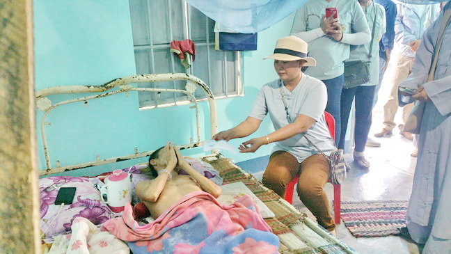 Khánh Hòa: Ban Từ thiện Phật giáo Ninh Hòa tặng quà