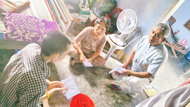Khánh Hòa: Ban Từ thiện Phật giáo Ninh Hòa tặng quà