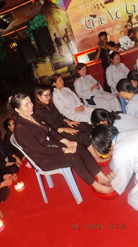 Xúc động đêm thắp nến tri ân tại chùa Mỹ Sơn