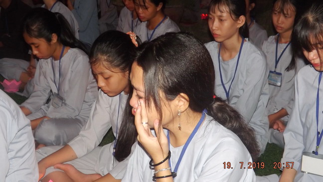 Xúc động đêm thắp nến tri ân tại chùa Mỹ Sơn
