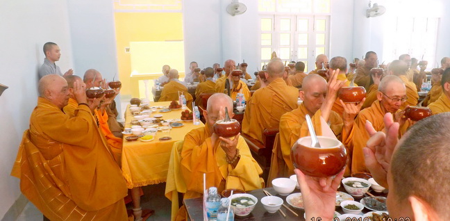 Khánh Hòa: BTS Phật giáo tỉnh thăm trường hạ