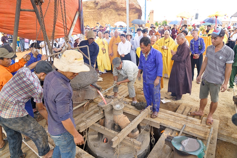 Quảng Ngãi: Chùa Minh Đức tổ chức lễ chú nguyện rót đồng đúc Đại Hồng Chung