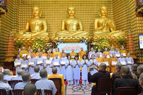 Quỹ Đạo Phật Ngày Nay trao tặng học bổng Tăng Ni và sinh viên 2019
