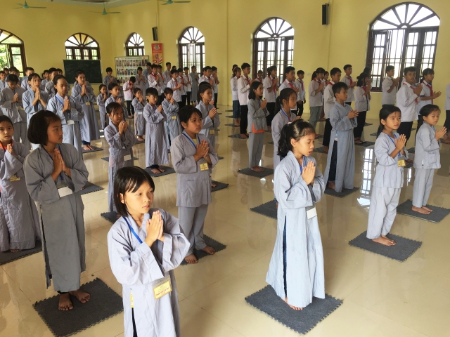 Thái Bình: Học sinh một trường THCS về chùa tu “Một ngày an lạc”